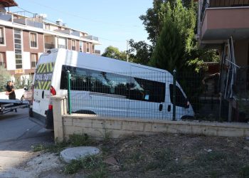Okul servis minibüsü ile araba çarpıştı: 9’u öğrenci, 14 yaralı