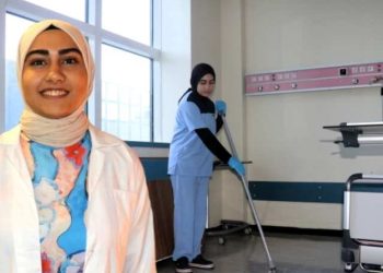 Paklık işçisi olarak çalıştığı üniversitenin tıp fakültesini kazandı