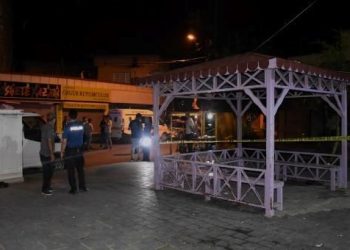 Parkta oturan arkadaş kümesine kurşun yağdırdılar: 4 yaralı