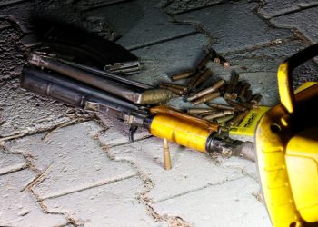 Plakasız motosiklet ve AK-47 ile saldırıyı bekçiler önledi