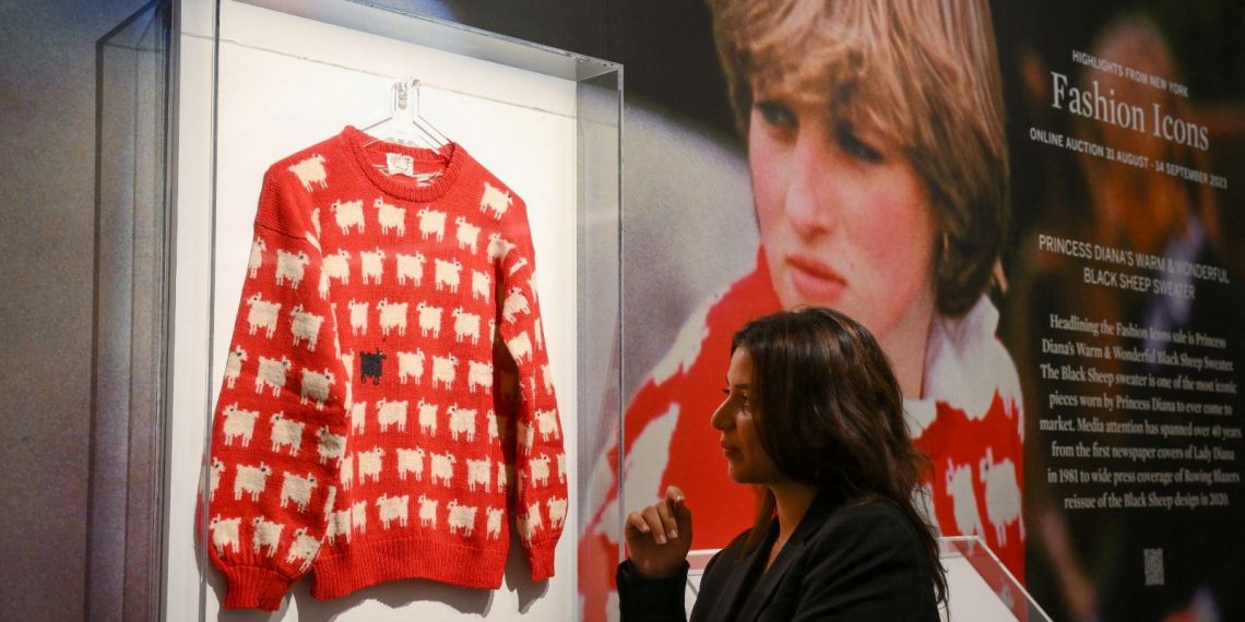 Prenses Diana’nın ikonik koyunlu kazağı 1,1 milyon dolara satıldı