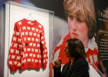 Prenses Diana’nın ikonik koyunlu kazağı 1,1 milyon dolara satıldı