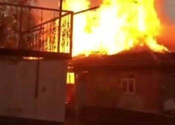 Prizde unutulan şarj aleti konutu yaktı