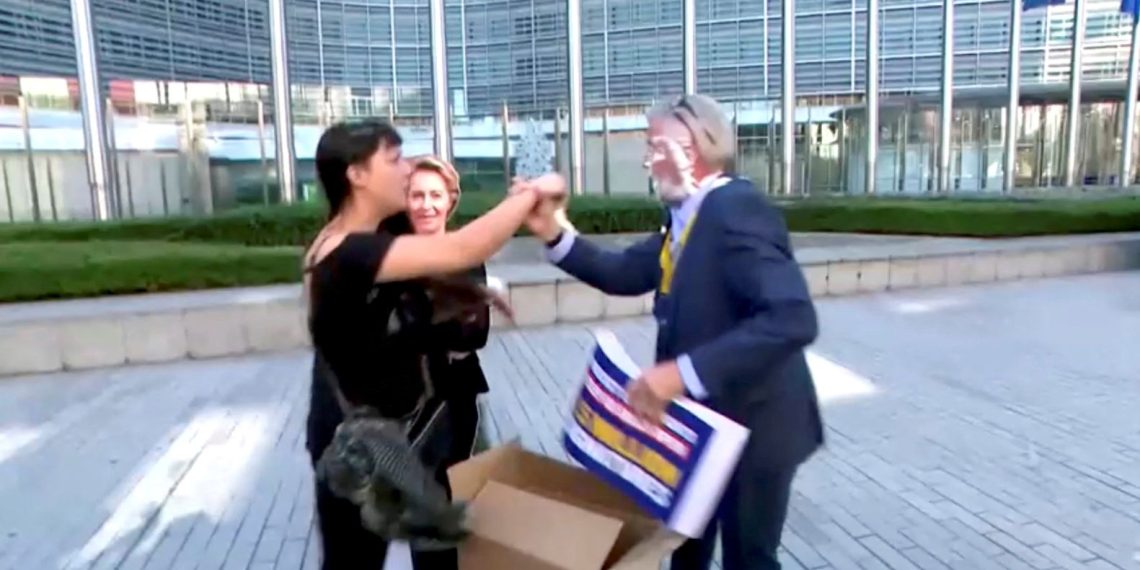 Ryanair CEO’suna pastalı taarruz