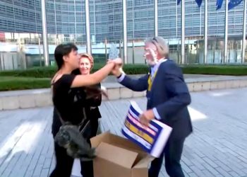 Ryanair CEO’suna pastalı taarruz