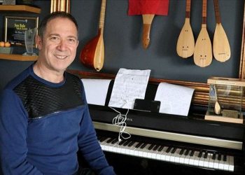 Sanatçı Sümer Ezgü ve ailesi Antalya’da trafik kazası geçirdi