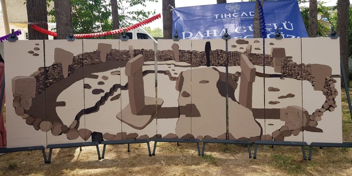 Şanlıurfalı öğrencilerin atık kumaştan yaptığı Göbeklitepe tablosu sergilenmeye başlandı