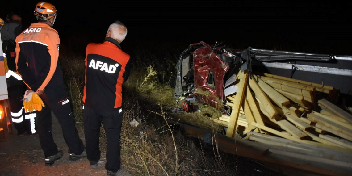 Şarampole devrilen kereste yüklü TIR’ın şoförü öldü