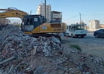 Sarsıntının 215’inci günü: Temel hafriyatında enkazdan ceset çıktı