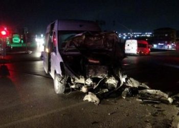 Servis minibüsü ile araba çarpıştı: 6 yaralı