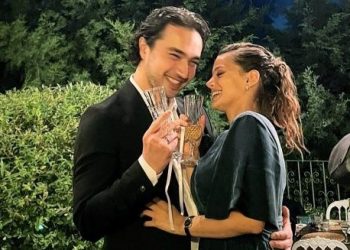 Set aşıkları Leyla Tanlar ile Burak Dakak nişanlandı