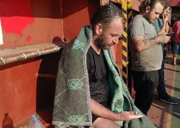 Seyir halindeki gemiden denize düşen kaptan 20 saat sonra kurtarıldı