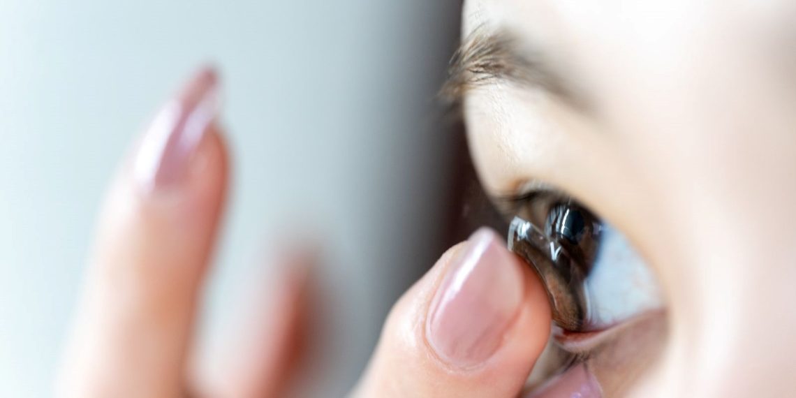 Singapur’da gözyaşıyla şarj olabilen akıllı kontakt lensler geliştirildi