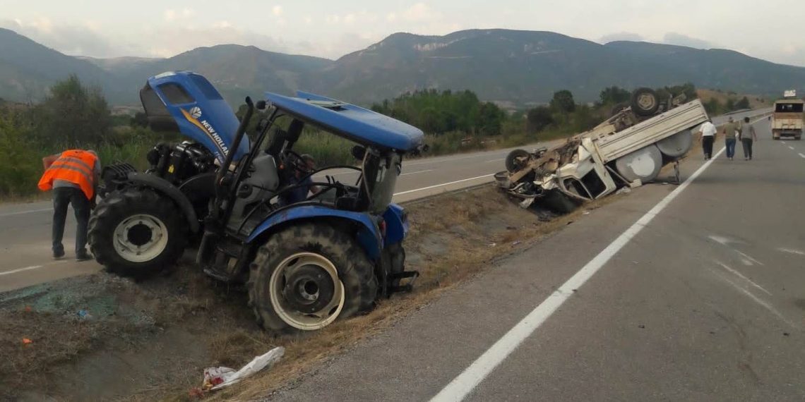 Sinop’ta traktörle çarpışan kamyonetin şoförü öldü