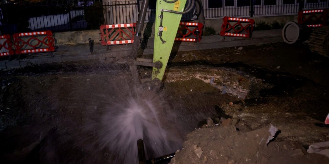 Şişli’de İSKİ’nin çalışması sırasında su borusu patladı
