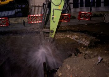 Şişli’de İSKİ’nin çalışması sırasında su borusu patladı