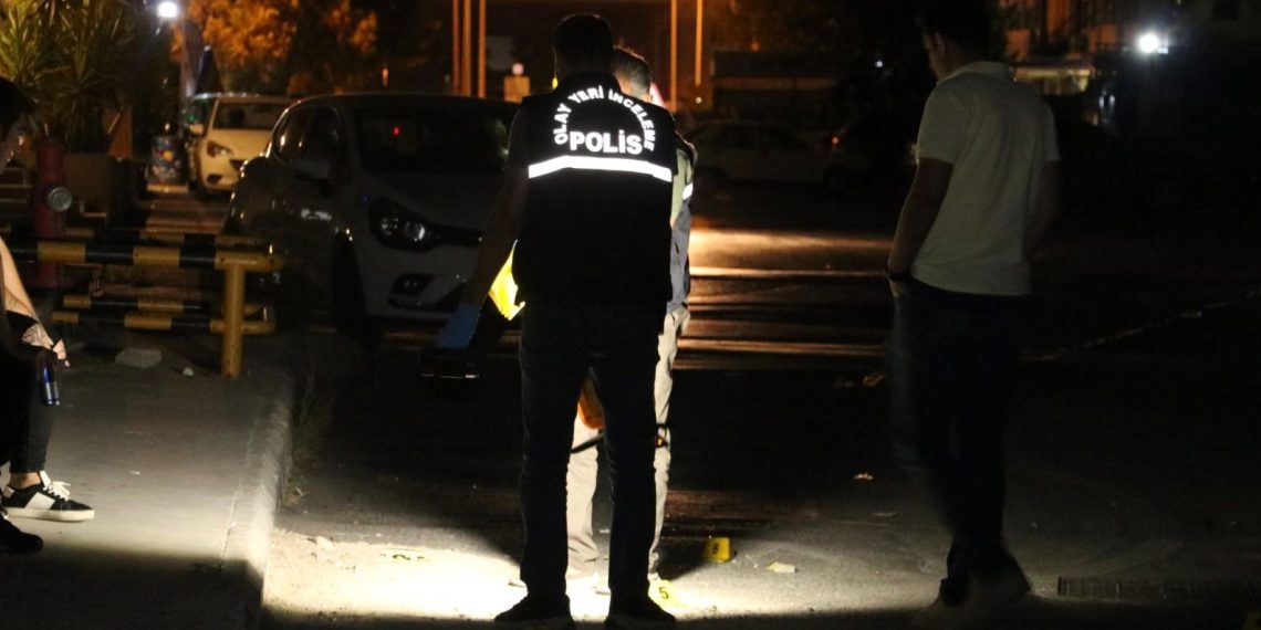 Sokakta karşılaştığı husumetlisine kurşun yağdırdı