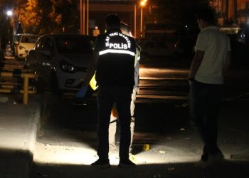 Sokakta karşılaştığı husumetlisine kurşun yağdırdı