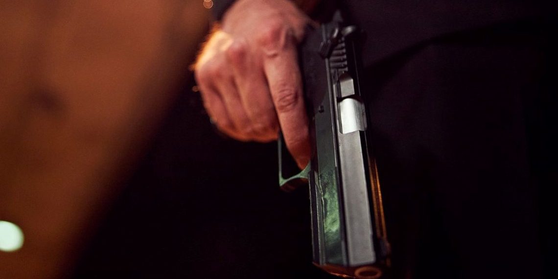 Tabancasını temizlerken kendini vurdu