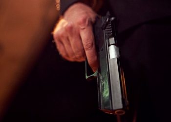 Tabancasını temizlerken kendini vurdu