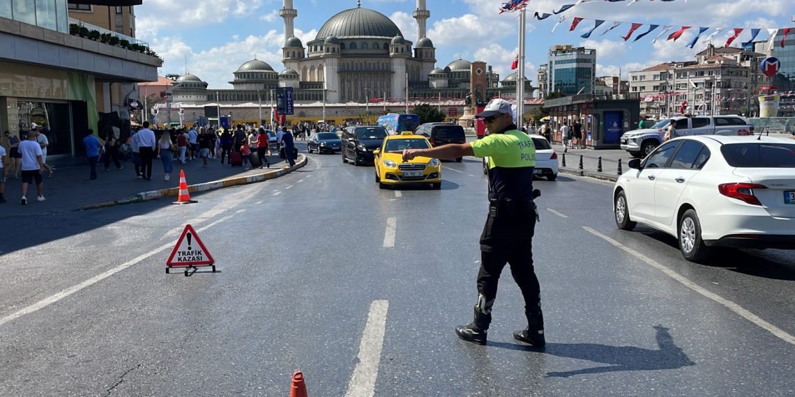Taksim’de yolcu seçip uzaklık soran taksicilere para cezası