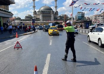 Taksim’de yolcu seçip uzaklık soran taksicilere para cezası