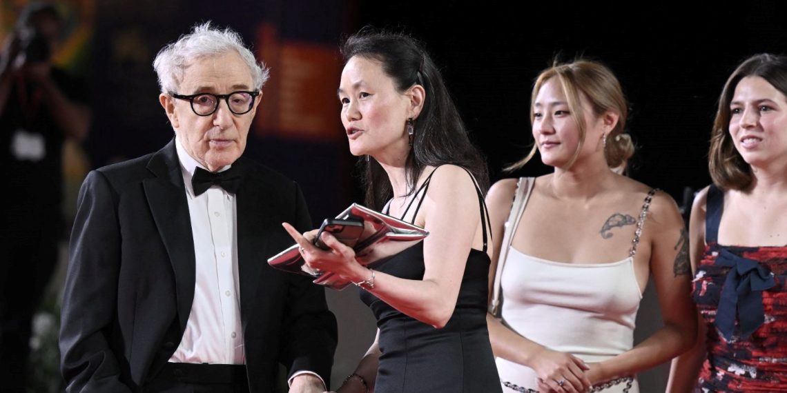 Tartışmalı direktör Woody Allen Venedik’te hem alkışlandı hem protesto edildi