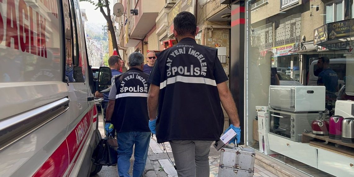 Tartıştığı sevgilisini 10 yaşındaki kızının gözü önünde öldürüp, intihar etti