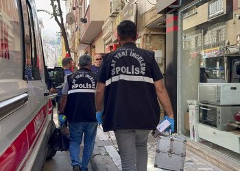 Tartıştığı sevgilisini 10 yaşındaki kızının gözü önünde öldürüp, intihar etti