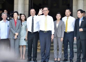 Tayland’da darbe önderi hükümet konağına veda etti