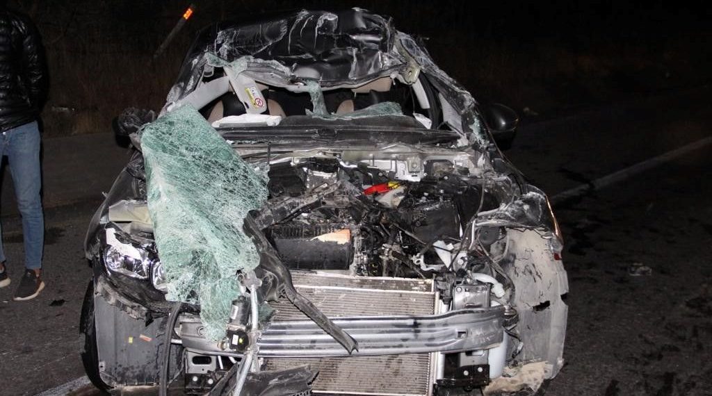 TIR’a arttan çarpan arabada 4 genç yaralandı