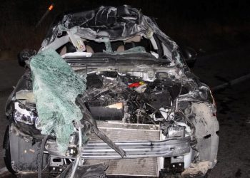 TIR’a arttan çarpan arabada 4 genç yaralandı