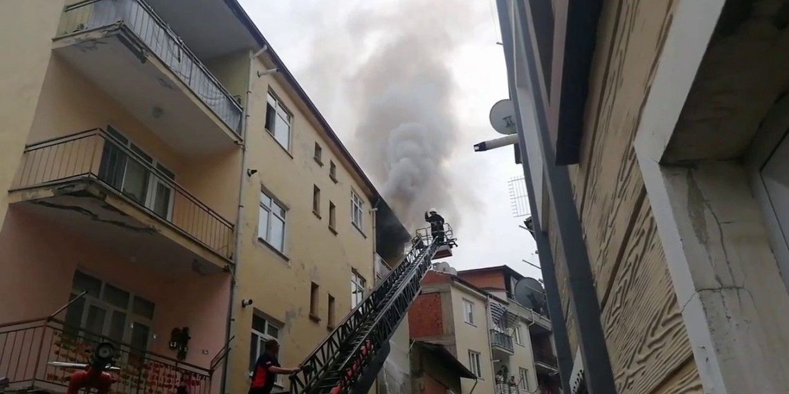 Tokat’ta 4 katlı binada yangın