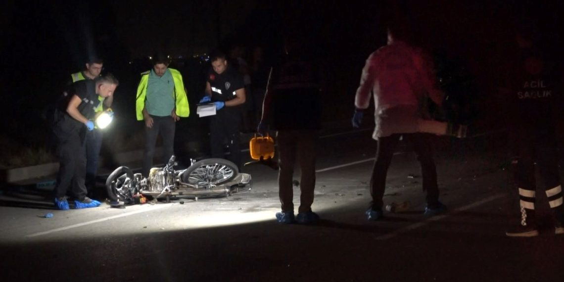 Trafiğe kapalı yolda iki motosiklet kafa başa çarpıştı: 2 meyyit, 1 yaralı