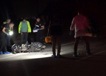 Trafiğe kapalı yolda iki motosiklet kafa başa çarpıştı: 2 meyyit, 1 yaralı