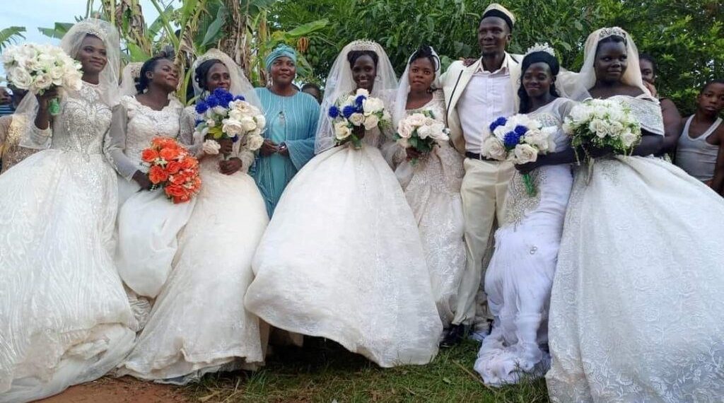 Ugandalı iş adamı birebir gün 7 bayanla evlendi