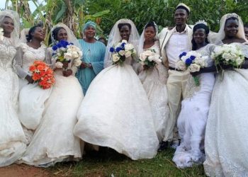 Ugandalı iş adamı birebir gün 7 bayanla evlendi