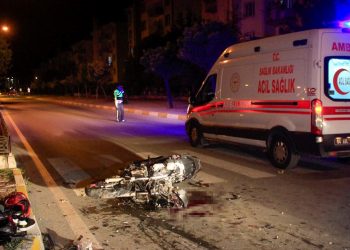 Uşak’ta kamyonetle motosiklet çarpıştı: 2 meyyit