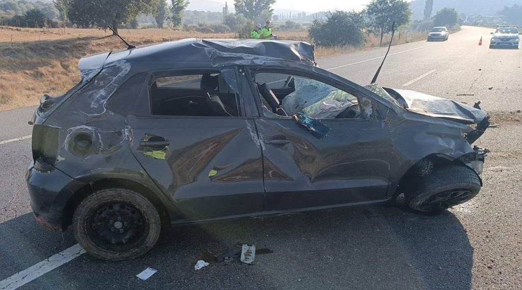 Uşak’ta refüje çarpan arabadaki 1’i bebek, 3 kişi yaralandı