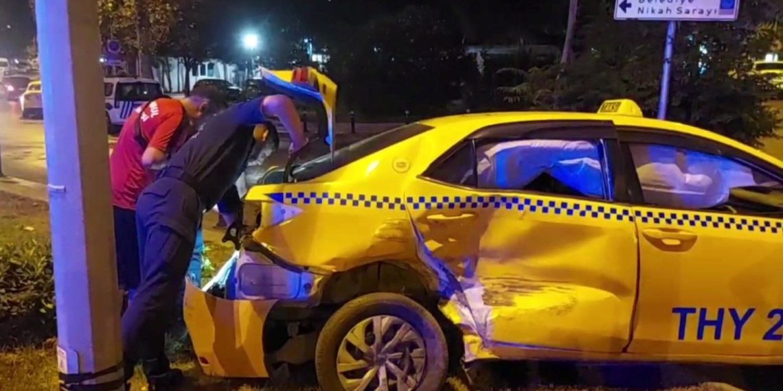 Üsküdar’da dolmuş ile taksi çarpıştı: 3 yaralı