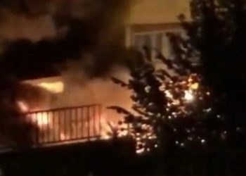 Üvey kardeşinin konutunu kundakladı