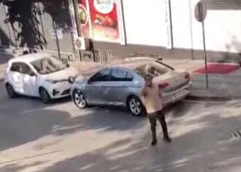 Uzaklaştırma kararının bittiği gün kapıya dayanıp eşine tehditler savurdu