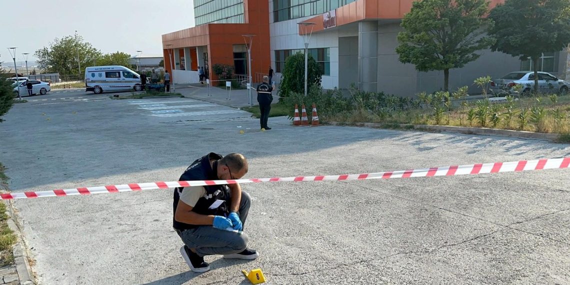 Uzman çavuş, kendisini döven bireyleri bacaklarından vurdu