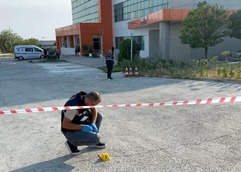 Uzman çavuş, kendisini döven bireyleri bacaklarından vurdu