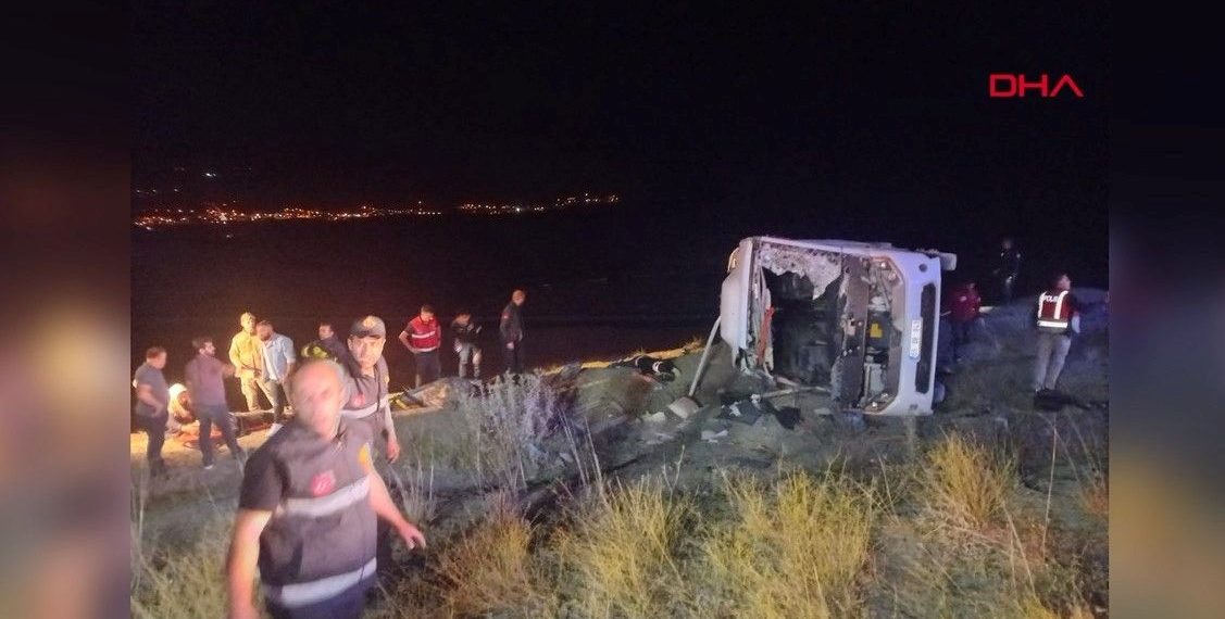 Van’da katliam üzere kaza: 5 meyyit, 30 yaralı