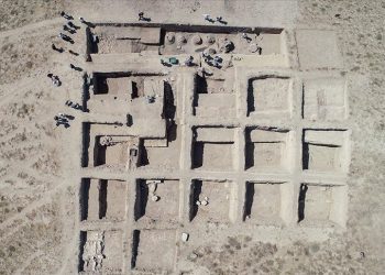 Van’daki Garibin Zirve’de Urartular periyoduna ilişkin anıtsal yapı kümesi ortaya çıkarıldı