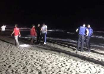 Yasağa karşın denize girdiler: Yabancı asıllı 1 kişi kayboldu