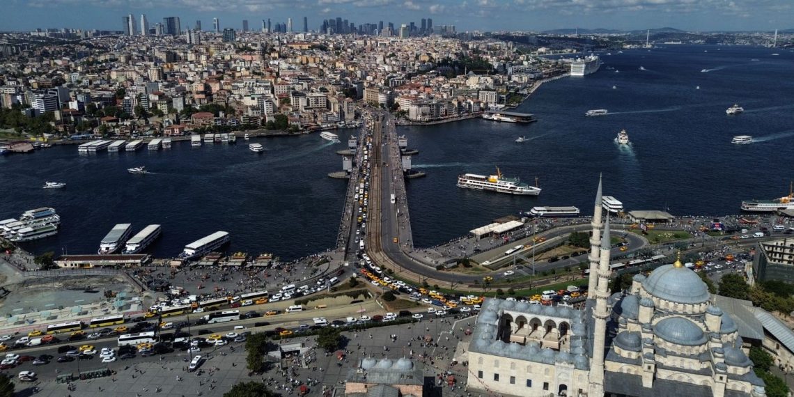 Yenileme çalışmaları tamamlanan Galata Köprüsü trafiğe açıldı