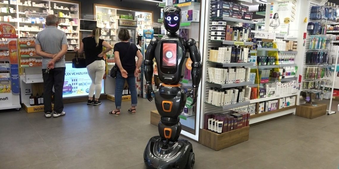 Yerli ve ulusal yapay zekalı robot, eczanede işbaşı yaptı