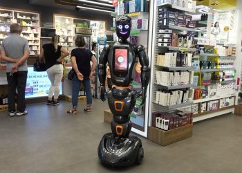 Yerli ve ulusal yapay zekalı robot, eczanede işbaşı yaptı
